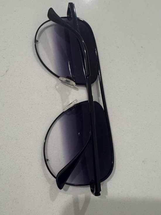 DEZI Quay Australia Black Aviator Sunglasses with Gradient Smoke Lenses
